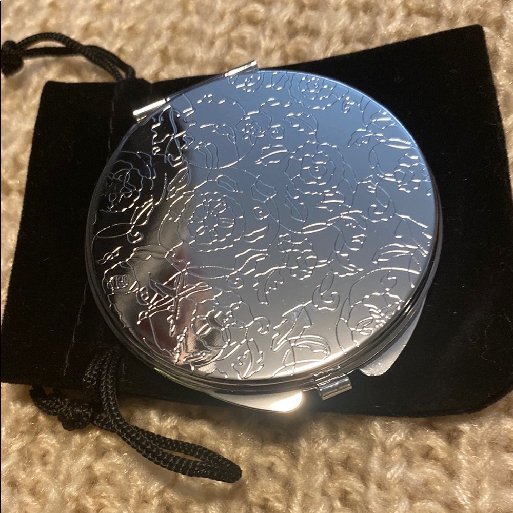 Gucci Flora Garden Collection Silver Floral Engraved Compact